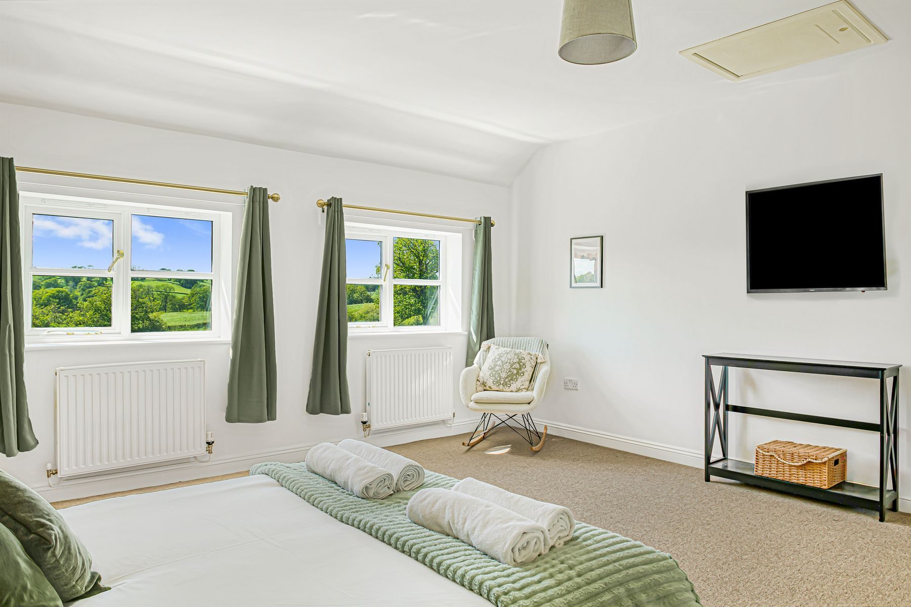 A double bedroom with Galerie d'Art print
